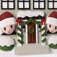 Ornement de Noël en résine en forme de chalet familial Bonhomme de neige, peint à la main, avec toit et porte, souvenir à suspendre pour arbre, village, maison, cadeau
