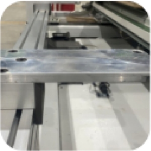 Scie horizontale à quatre côtés PATER, scie à découper automatique CNC de haute précision pour la production de panneaux de portes en bois - Product Image 3
