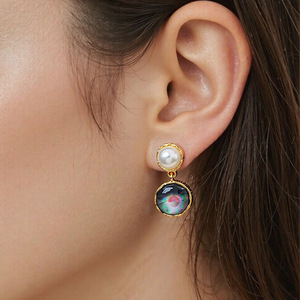 Boucles d'oreilles pendantes en fausses perles avec incrustation de nacre, couleur or, pour femmes, à porter au quotidien - Product Image 2