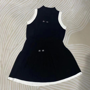 Conjunto de Dos Piezas de Punto, Diseño de Primavera, Cárdigan con Botones y Falda Mini de Poliéster Acordonado - Product Image 1