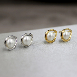 Orecchini a Perno Stile Anello di Möbius con Perla per Donne, Gioielli Minimalisti alla Moda - Product Image 3