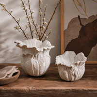 Bol en céramique blanc cassé avec bord festonné en forme de pétale, centre de table décoratif sculptural moucheté pour la décoration intérieure