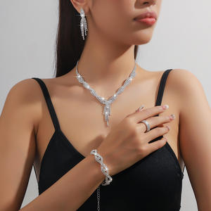 Elegante Juego de Joyería Nupcial Romántica de 4 Piezas - Collar, Pulsera, con Pedrería, Chapado en Oro/Plata/Oro Rosa para Bodas y Banquetes - Product Image 1