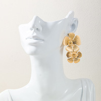 Boucles d'oreilles pendantes pour femmes, style rétro, personnalité affirmée, fleurs métalliques, accessoires