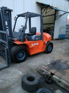 Chariot élévateur diesel HELI H2000 50 5 tonnes d'occasion, moteur Isuzu, transmission intégrale, mât à deux étages, fonctionnement assis, tout-terrain, longueur de fourche 1070 mm, 2023 - Product Image 4