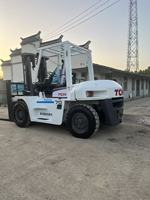 Chariot élévateur diesel TCM d'occasion sur mesure, 7 tonnes, pneus pleins, mât à 2 étages, hauteur de levage 3m, pour port