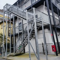 Escalier industriel en acier métallique personnalisable avec rampes et marches