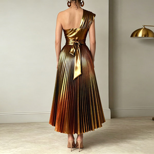 Vestido de un solo hombro con abertura dorada y pliegues, falda amplia, cuello diagonal, 2026 - Product Image 4