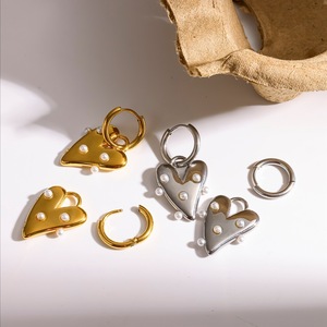 ต่างหูรูปหัวใจประดับมุก ชุบทอง 18k สแตนเลสสตีล ดีไซน์เรขาคณิต สำหรับใส่ทุกวัน รุ่น TE60720-G - Product Image 3