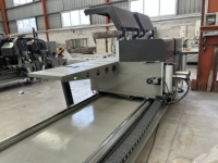 Sierra ingletadora CNC de doble cabezal extralarga de alta precisión para corte de perfiles de aluminio y fabricación de ventanas