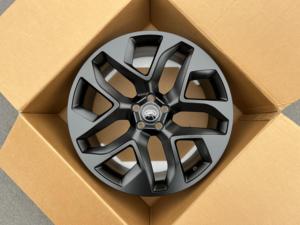 Moyeux de roue de voiture en différentes couleurs, y compris gris, blanc et noir, adaptés aux moyeux de roue de véhicules de luxe - Product Image 6
