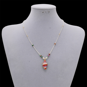 Nuova Collezione 2026: Collana Bohémien con Conchiglie Colorate e Perle in Pietra Naturale Bianca di Thassos, Placcata in Oro 18K per Donna - Product Image 3
