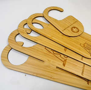 Xinrunjin LOGO personalizado Señales de puerta de bambú para hoteles, respetuoso con el medio ambiente y duradero Colgador de puerta de hotel personalizado para alojamiento - Product Image 4