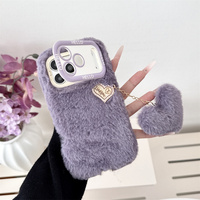 Étui de protection en peluche douce avec support pour appareil photo et breloque cœur pompon pour iPhone 18 17 Pro Max 16 15