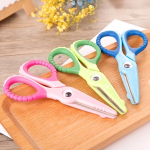 Tijeras de seguridad para niños Deli, punta redonda de 6 pulgadas, borde de goma suave para estudiantes de primaria - Product Image 1