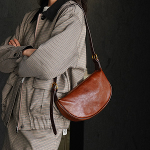 กระเป๋าผู้หญิงรุ่นใหม่ขายดี ดีไซน์หรูหราและลำลองสำหรับทำงาน กระเป๋าหนังสไตล์เรโทร สะพายไหล่เดียวหรือสะพายข้างได้ - Product Image 3