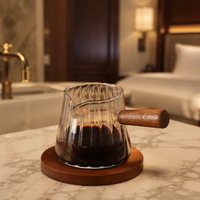 Gelas Ukur Kaca Bergaris Vertikal Desainer 180ml dengan Gagang Kayu untuk Espresso Kopi Susu Dapur