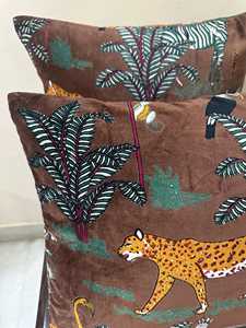 Housses de coussin en velours de coton de luxe, taillées à la main, décoratives, motif Tigre Majestueux (Moutarde Dorée) : un animal audacieux et classique - Product Image 4