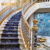 Escalier en colimaçon intérieur courbé Bisini avec balustrade en laiton et cuivre et base en cristal pour villa et hôtel – Proposition de conception gratuite