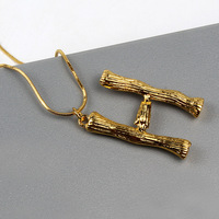 Collier en alliage plaqué or exquis, finition délicate, idéal pour les rendez-vous, le shopping, les cafés, les trajets quotidiens, le bureau et les tenues décontractées.
