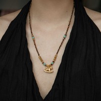 Collier ethnique avec pendentif mignon en forme de cheval doré, perles fines facettées en œil de tigre et pierres semi-précieuses naturelles en turquoise