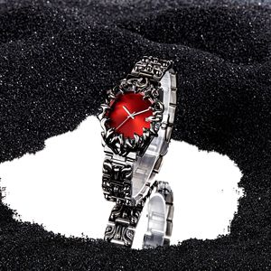 Reloj de pulsera Millennium vintage con forma de garra alienígena para hombre - un reloj de pulsera impermeable de nicho - Product Image 6