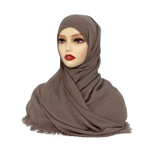 แฟชั่นมาใหม่ล่าสุดผ้าพันคอย่นผ้าวิสคอตตอนย้อมสีล้วนย้อมด้วยมือผ้าพันคอผ้าฝ้ายเรยอนโมดอลฮิญาบผ้าคลุมไหล่มีรอยยับมีพู่ - Product Image 4