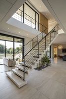 Escalier droit contemporain d'entrée Garde-corps en acier avec câble Conception d'escalier avec bande de roulement en bois massif en bois dur