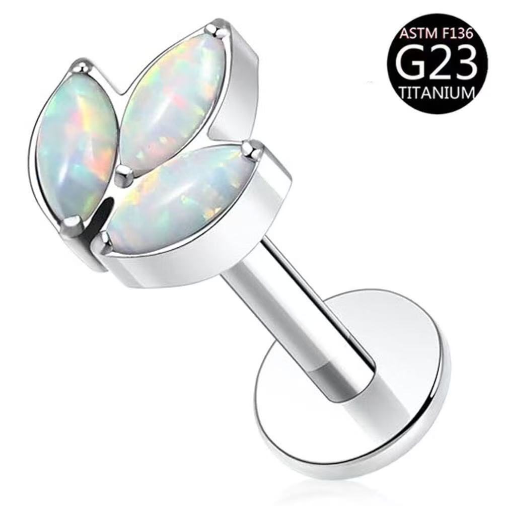 Trois opales blanches