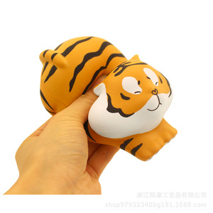 ของเล่นบีบคลายเครียดรูปเสือการ์ตูนท่านอน ทำจากโฟม PU สำหรับเด็กอายุ 2 ถึง 4 ปี ใช้ได้ทั้งเด็กชายและเด็กหญิง - Product Image 1