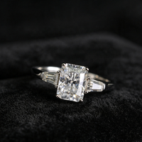 Bague Classique Trois Pierres en Argent 925, Moissanite Taille Radiant Couleur D 2 carats 6x8mm, Pierres d'Accordéon Baguette Effilées, Bague de Promesse et de Mariage