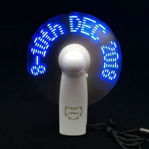 พัดลมมือถือขนาดเล็ก พิมพ์โลโก้ได้ ไฟ LED แสดงข้อความ ใช้แบตเตอรี่ เหมาะสำหรับแจกในงานแต่งงาน ของชำร่วยสำหรับแขก ขายส่งจำนวนมาก - Product Image 2