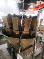 Machine d'emballage automatique pour dosettes de lessive et tablettes de lave-vaisselle avec peseuse multi-têtes et fonction de comptage