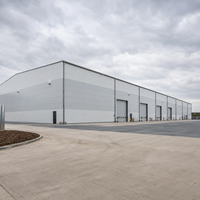 Atelier à structure en acier à travée libre avec puits de lumière et isolation acoustique, entrepôt métallique conforme EN, bâtiment industriel