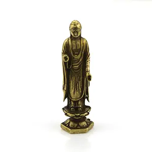 Buddha-Statue Die Bronzestatue von Sakyamuni trägt einen massiven Buddha aus reinem Kupfer, ein kleines Ornament des Friedens Buddha