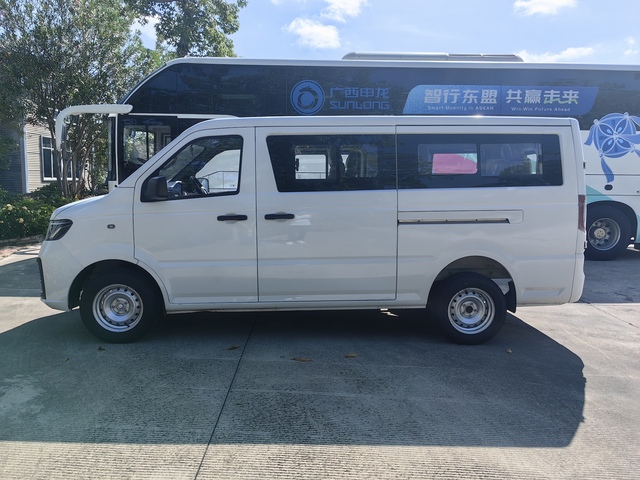Sunlong Advanced Safety & Stability Electric Van 301-400km Range 50-100KW Motor 30-50kWh Battery 220km WLTC 100-200Nm Torque