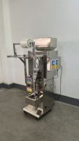 Machine d'emballage automatique de sachets, structure compacte pour économiser de l'espace, machine d'emballage de sachets pour les ateliers de surface limitée
