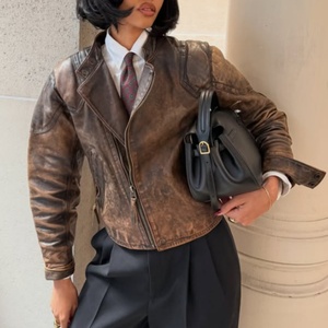Chaqueta de cuero genuino para mujer, estilo motociclista, vintage, con lavado ácido y efecto desgastado por el sol, tipo bomber con solapa. - Product Image 2