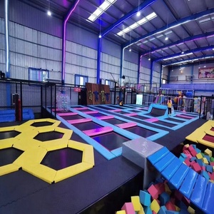 <span class=keywords><strong>Parc</strong></span> de trampolines intérieur sur mesure, conçu et aménagé, avec une grande zone de jeux souple, incluant des blocs en mousse, des plateformes et une filet de protection. - Product Image 3