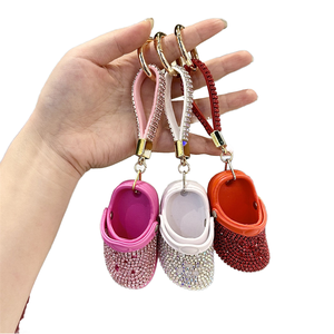 Porte-clés mini-chaussure de dessin animé, pendentif de sac à dos personnalisé et tendance, orné de diamants, en forme de pantoufle - Product Image 1