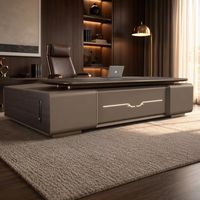Bureau de direction en bois noble série SIG avec option de réglage électrique en hauteur pour projets d'entreprises saoudiennes
