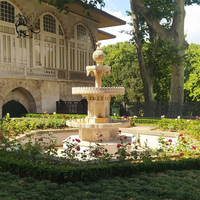 Grande fontaine à eau en marbre blanc sculptée à la main à 3 niveaux avec relief floral pour projet de jardin de villa extérieure