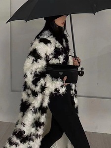 Gabardina de lana de piel de oveja con estampado de vaca en <span class=keywords><strong>blanco</strong></span> y negro para <span class=keywords><strong>mujer</strong></span>, abrigo de piel nuevo para <span class=keywords><strong>mujer</strong></span> - Product Image 4