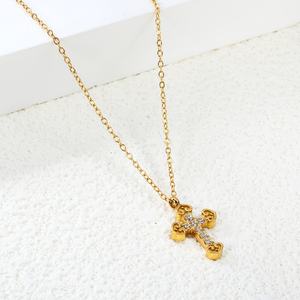 Collier tendance en acier inoxydable plaqué or 18 carats avec pendentif croix chrétienne en zircon cubique et diamant - Product Image 4