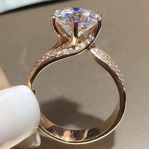 Anelli da Donna Placcati Oro con Sei Griffe, Zirconi Lucidi, Gioielli per Fidanzamento - Product Image 1
