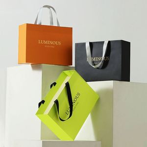 Sac en papier personnalisé avec logo en feuille d'or, fond plat, orange et blanc, en carton, sans couture, pour emballage cadeau de vêtements, avec poignées en ruban - Product Image 3