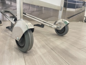 Chariot d'aéroport avec siège passager, construction en acier inoxydable, 4 roues, panier - Product Image 6