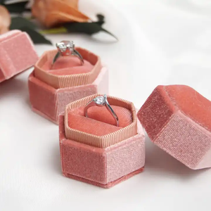 صندوق مجوهرات سداسي الشكل مخصص بشعار العلامة التجارية للهدايا الصغيرة في حفلات الزفاف، صندوق خواتم مخملي وردي بالجملة - Product Image 3