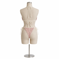 Ensemble de bikini deux pièces personnalisé OEM en tissu écologique, motif rayures ondulées rouges et blanches, texture triangulaire, avec liens latéraux et string.