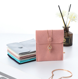 Bolsa de terciopelo reutilizable personalizada con logotipo, bolsa de terciopelo suave con solapa para guardar joyas, para empaque de regalos de boda. - Product Image 4